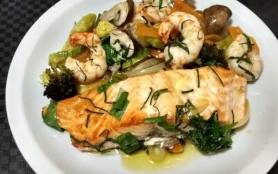 Salmon al horno con vegetales y marisco