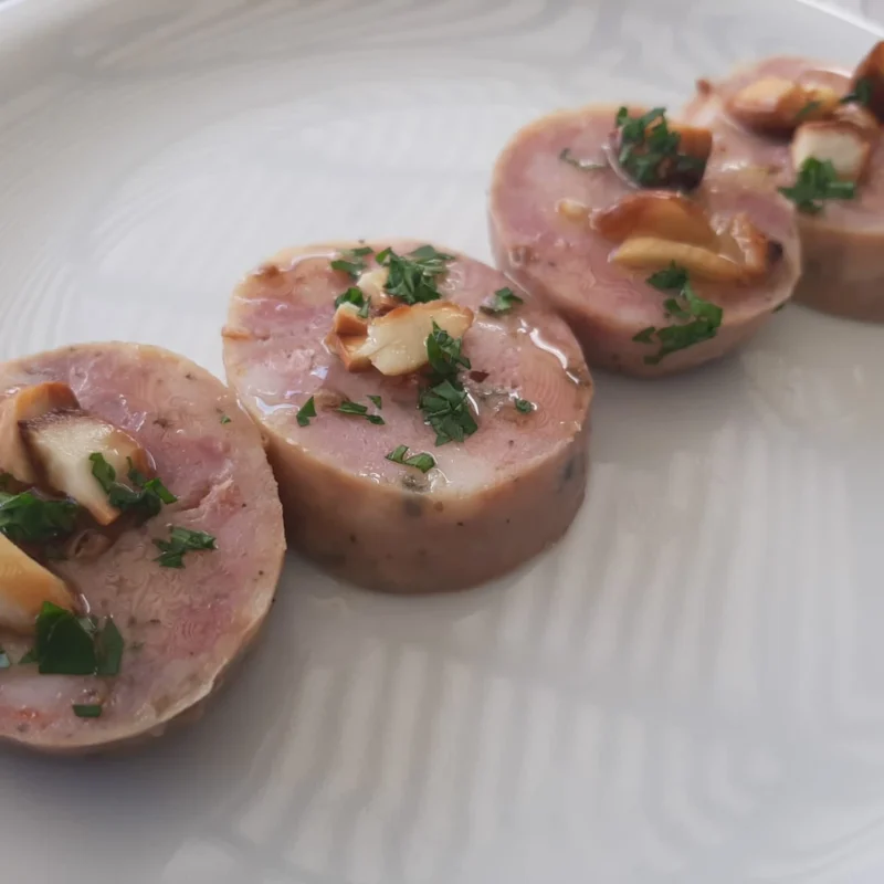 Chorizo a la sidra con almendras