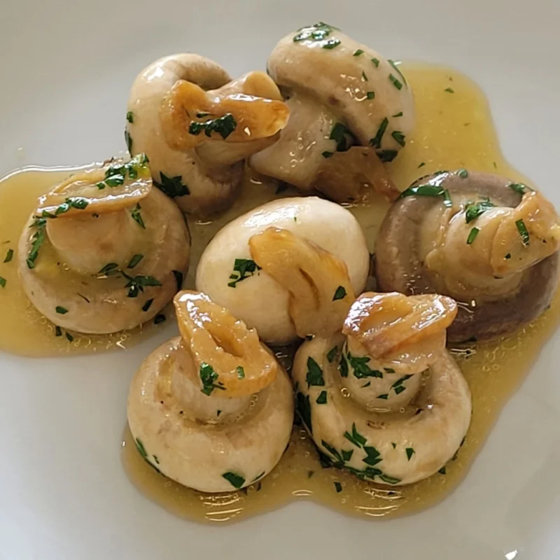 Champiñones al ajillo
