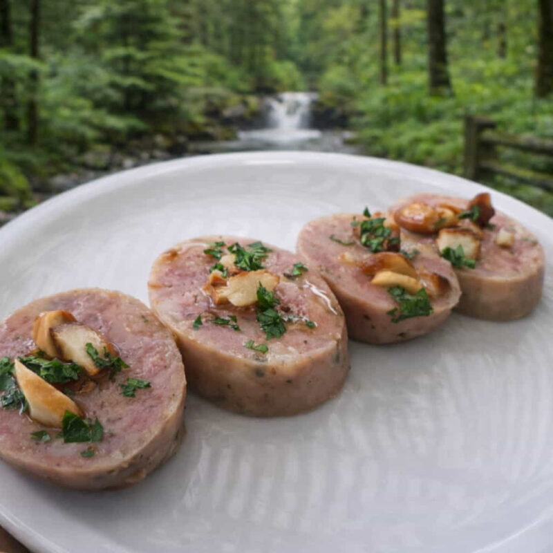 Chorizo a la sidra con almendras