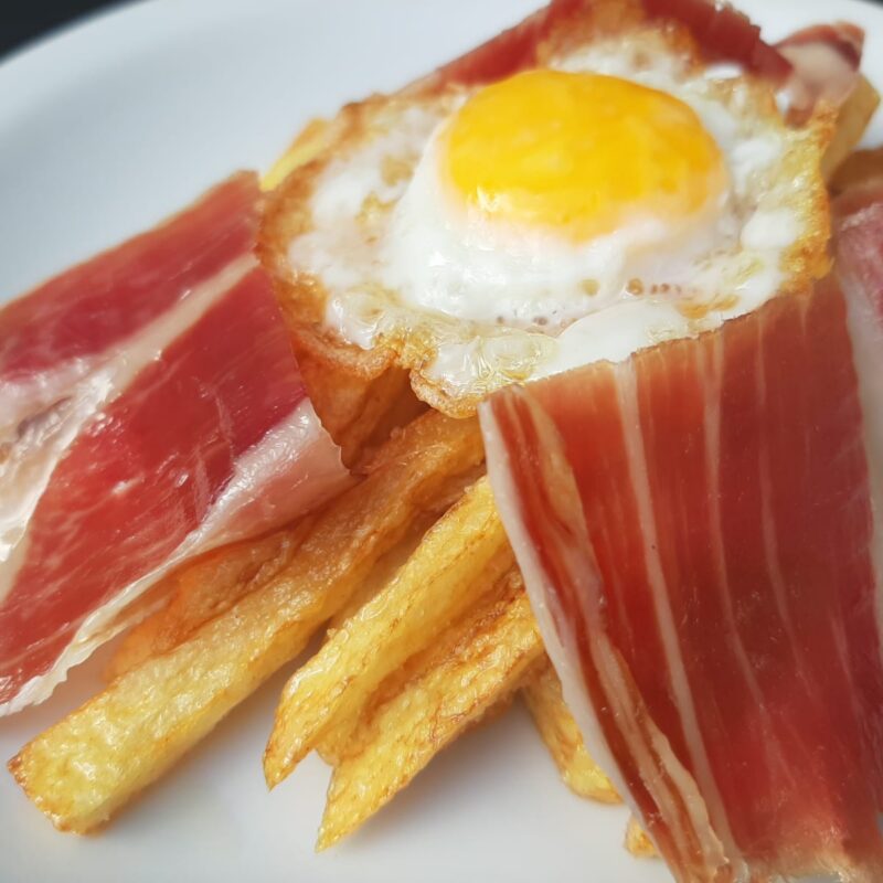 Huevo roto con jamón ibérico